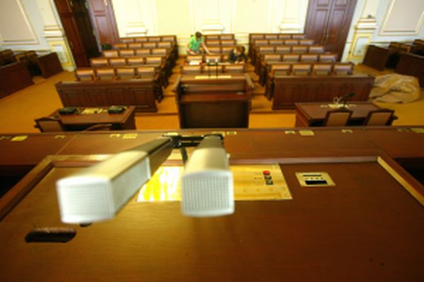 Opravený sněmovní jednací sál. Nová elektronika zatím chybí