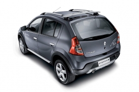Zvýšený podvozek, střešní ližiny a spoiler zlepšují vzhled hatchbacku.