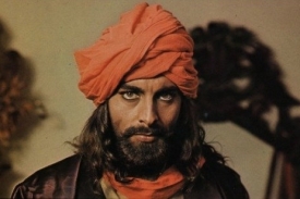 Kabir Bedi ve sv&eacute; slavn&eacute; roli.