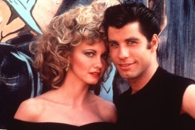 Olivia Newton-Johnová po boku Johna Travolty jako půvabná Sandy.