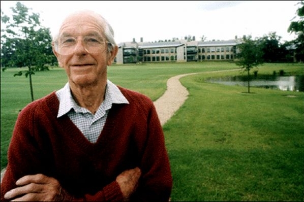 Frederick Sanger před ústavem nesoucím jeho jméno.