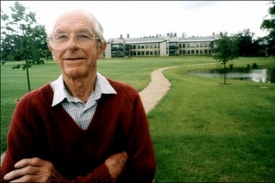 Frederick Sanger před ústavem nesoucím jeho jméno.