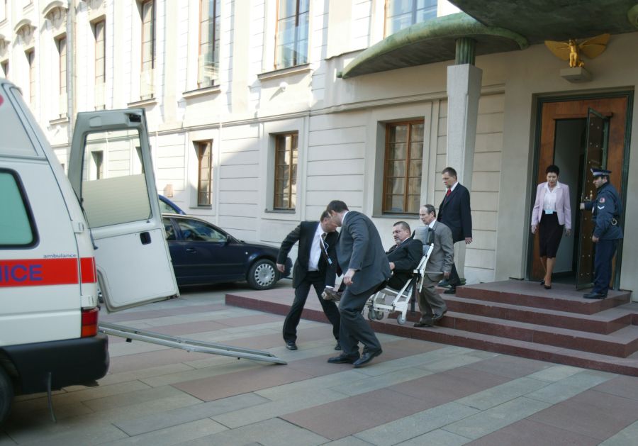 Zdravotníci odvážejí poslance Snítilého.