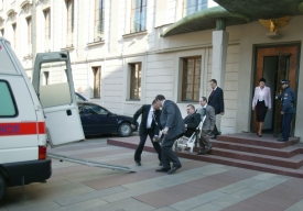 Zdravotníci odvážejí poslance Snítilého.