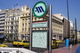 Autobusov&aacute; zast&aacute;vka. Kdy vůz skutečně přijede, se ned&aacute; odhadnout.