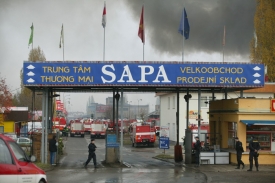 V plamenech se ocitla tržnice s textilem a obuví.
