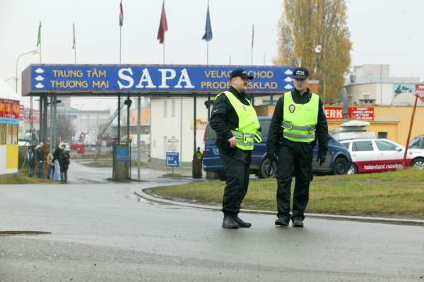 Tržnice v Praze - Libuši je znovu zavřená. Kvůli policejní razii.