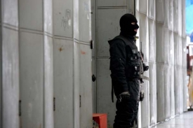 Policie v neprůstřeln&yacute;ch vest&aacute;ch prohled&aacute;vala budovu nemocnice.