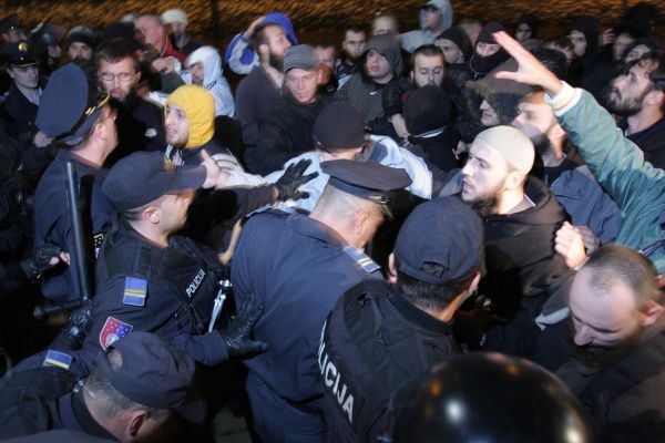 Protesty proti gayům v muslimském městě Sarajevo.