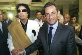 Nicolas Sarkozy a Muammar Kaddáfí během dnešní schůzky