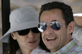 Francouzsk&yacute; prezident Nicolas Sarkozy se př&iacute;telkyn&iacute; Carlou Bruniovou.