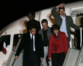 Prezident Sarkozy s francouzsk&yacute;mi novin&aacute;ři,kter&eacute; doprovodil z Čadu.