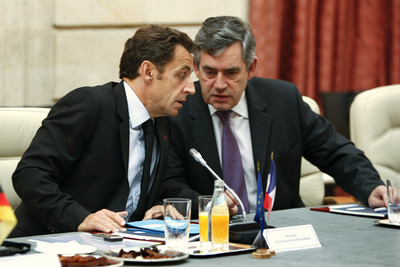 Sarkozy skřípal zuby, když Brown přišel s návrhy řešení krize.