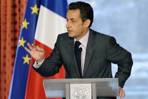 &quot;Je hrozné mít Araby pořád na telefonu!&quot; stěžuje si Sarkozy.