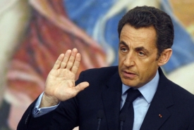Sarkozy hroz&iacute; protekcionismem, to Topol&aacute;nek odm&iacute;t&aacute;.
