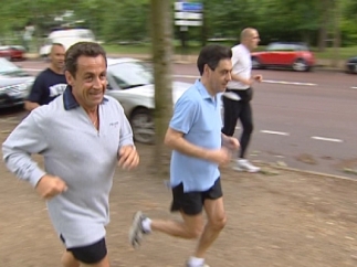 Jogguj&iacute;c&iacute; Sarkozy. Sprintem z jednoho summitu na druh&yacute;.