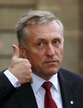 Topolánek odchází ze schůzky se Sarkozym.