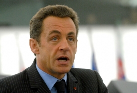Sarkozyho malá domů zatím nevychází.