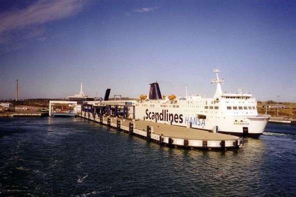 Dlouhý nos na Polsko? Přístav Sassnitz-Mukran na Rujaně. Dlouhý nos na Polsko? Přístav Sassnitz-Mukran na Rujaně.