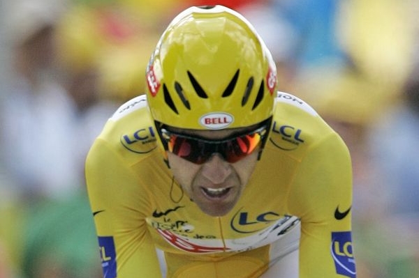 Carlos Sastre v cíli časovky na Tour de France.