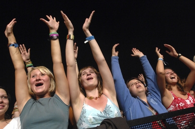 Fanynky si užívají vystoupení skupiny Tatabojs, která zahrála 2. srpna na festivalu Sázavafest v Kácově. 