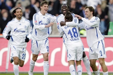 Fotbalisté Schalke se radují z vítězství nad Herthou.