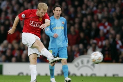 Paul Scholes střílí postupovou branku do finále Ligy mistrů.