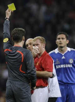 Paul Scholes (vpravo) je právě napomínán žlutou kartou.