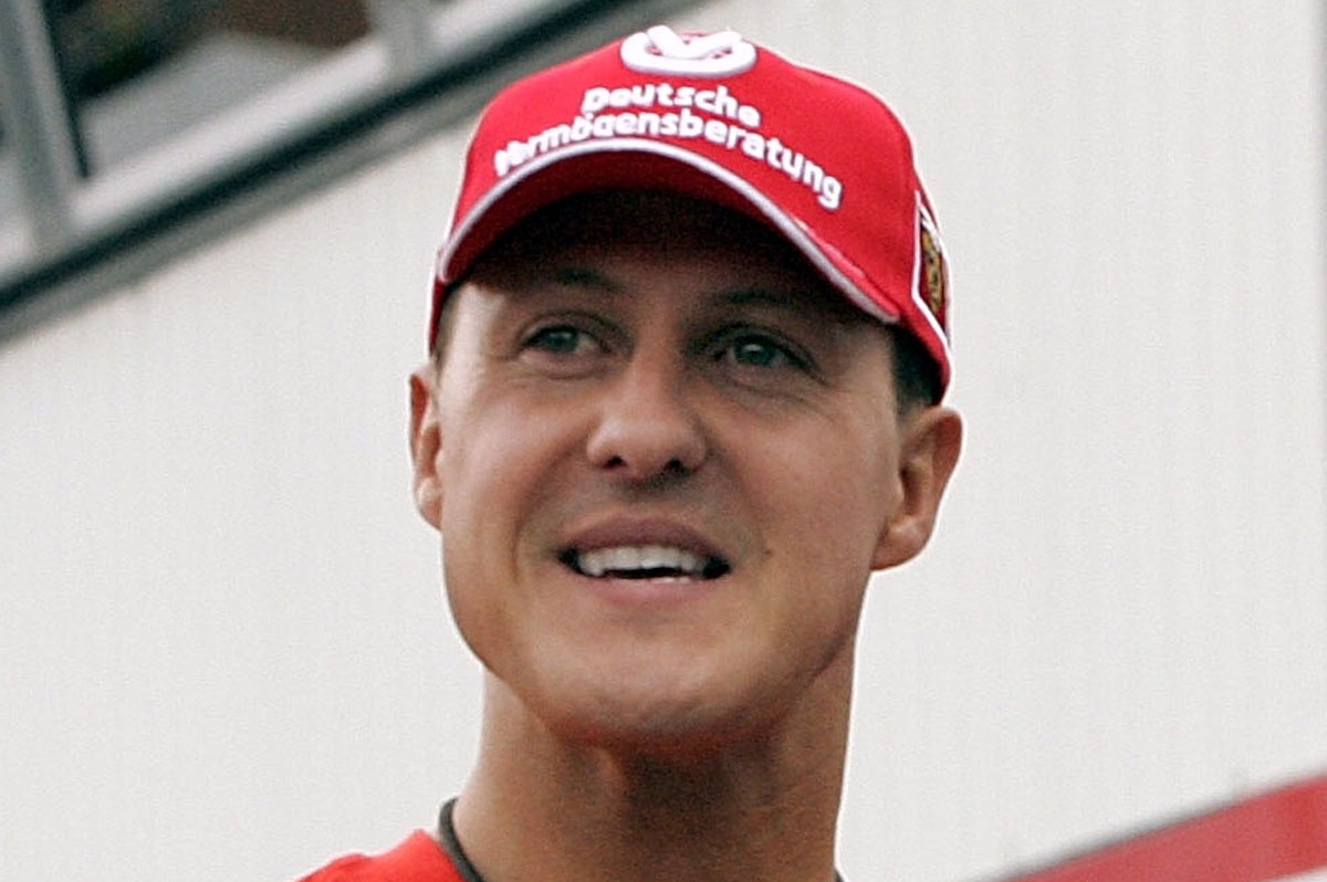 Legenda formule 1 Michael Schumacher se svezla po okruhu v Brně.