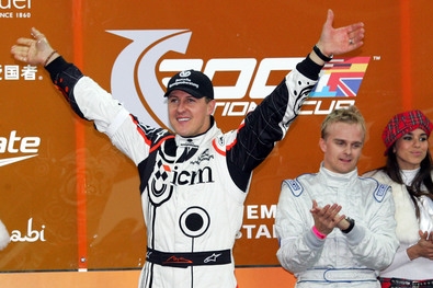 Michalem Schumacher se ve Wembley radoval i po zisku 2. místa. Michalem Schumacher se ve Wembley radoval i po zisku 2. místa.