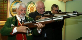 Tyrolsk&yacute; zemsk&yacute; hejtman Herwig van Staa (uprostřed) odstoupil.
