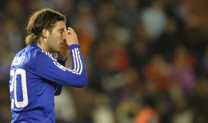 Zklamaný útočník madridského realu Higuain.