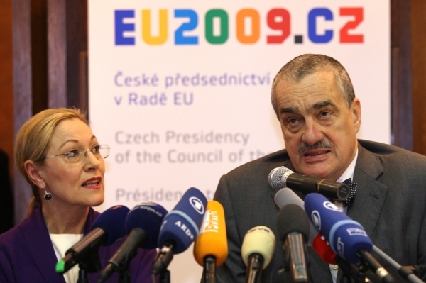 Karel Schwarzenberg letí na Blízký východ s komisařkou EU Waldnerovou.