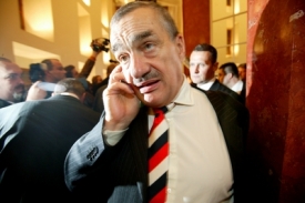 Ministra zahraničí Karel Schwarzenberg.