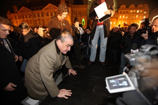 Ministr se musel na improvizované podium vyšplhat.