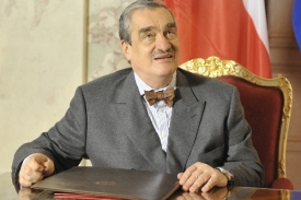 Schwarzenberg se omluvil za otištění rozhovoru premiéra se Sarkozym. 