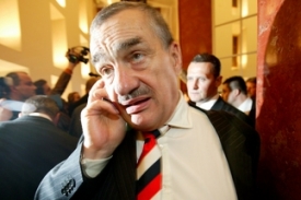 Ministr zahraničí Karel Schwarzenberg.