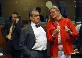 Ministr zahraniční Karel Schwarzenberg se svou rakouskou kolegyní Ursulou Plassnikovou při jednání o blokádách českých hranic