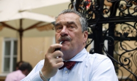 Ministr zahraničí Karel Schwarzenberg zase trne. Bral Čunek úplatky?