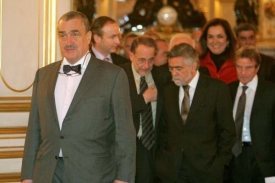 Ministr Karel Schwarzenberg se mimoř&aacute;dně setkal se sv&yacute;mi protěj&scaron;ky.