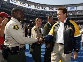 Arnold Schwarzenegger si třese rukou se zástupcem šerifa okresu San Di Arnold Schwarzenegger si třese rukou se zástupcem šerifa okresu San Di