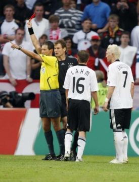 Německý fotbalista Schweinsteiger (číslo 7) je prvním vyloučeným.