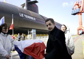 Sarkozy u spu&scaron;těn&iacute; nov&eacute; jadern&eacute; ponorky Le Terrible na vodu 21.3.2008.