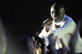Seal zdrav&iacute; fanou&scaron;ky při &uacute;tern&iacute;m koncertu v Praze.