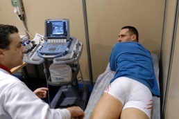 Vyšetření v nemocnici potvrdilo natržený zadní stehenní sval.