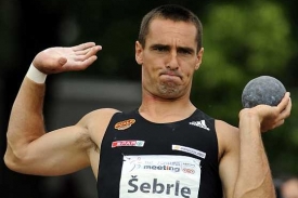 Desetibojař Roman &Scaron;ebrle při vrhu koup&iacute; na m&iacute;tinku v Kladně.