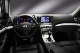 Poznávacím znakem Infiniti jsou speciální hodiny na středové konzole.
