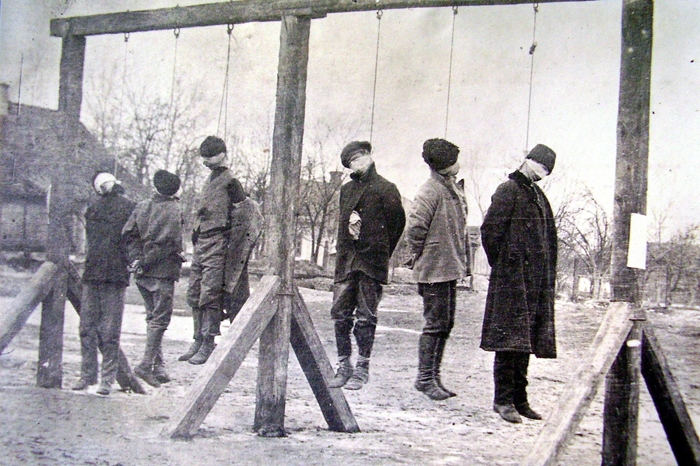 Sedláci pověšení v Kovelu (dnes Ukrajina). Z archivu Jaroslava Žíly.