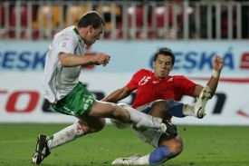 Duel s Iry hodně bolel. Milan Baroš v jednom ze soubojů s obráncem ostrovního týmu