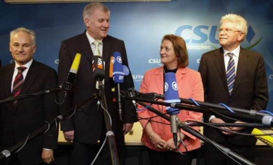 Vedoucí předstvitelé CDU (černí) a FDP (žlutí) zpečetili koalici.
